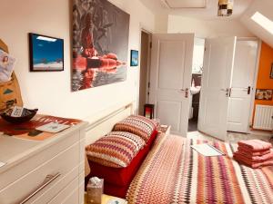 een woonkamer met een bank en een tafel bij Canterbury HOMESTAY Ensuite in Canterbury