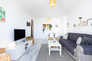 salon z kanapą i telewizorem w obiekcie Apartment Pueblo Quinta w mieście Benalmádena