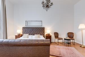 Postel nebo postele na pokoji v ubytování Luxury Riverside Apartments In The Center Of Prague