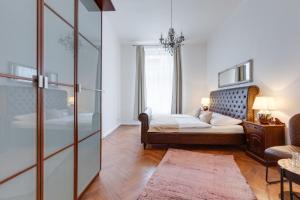 Posteľ alebo postele v izbe v ubytovaní Luxury Riverside Apartments In The Center Of Prague