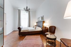 Posteľ alebo postele v izbe v ubytovaní Luxury Riverside Apartments In The Center Of Prague
