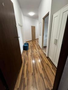 een lege hal met houten vloeren in een appartement bij Kamienica3 in Chorzów