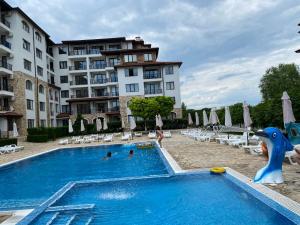 een zwembad voor een hotel bij Apolon - beautiful apartments 200 m to the beach in Ravda