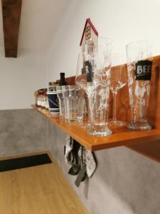 estante de madera con gafas en la pared en Country house, en Ankaran