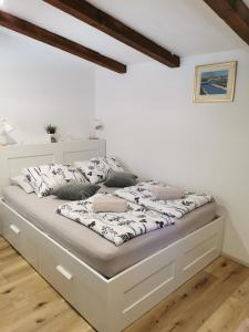 Bett in einem Zimmer mit weißen Wänden in der Unterkunft Country house in Ankaran