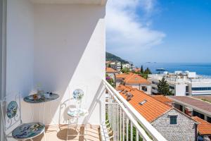 balcón con sillas y vistas a la ciudad en Bella Luka Apartment, en Dubrovnik