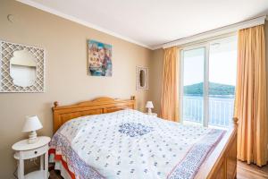 1 dormitorio con cama y ventana grande en Bella Luka Apartment, en Dubrovnik