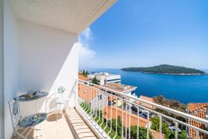 balcón con vistas al océano en Bella Luka Apartment, en Dubrovnik