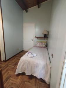 1 dormitorio pequeño con 1 cama en una habitación en B&B Santa Barbara, en Iglesias