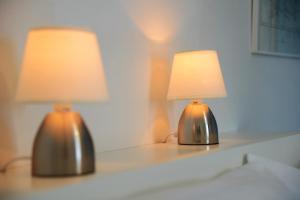 twee lampen op een plank in een hotelkamer bij Casa al Mulino in Valkenburg