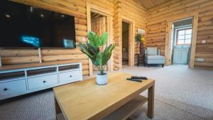 Posezení v ubytování Aspen Lodge, Amazing New Log Cabin with Hot Tub - Sleeps 6 - Felmoor Park