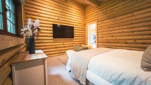 Televisyen dan/atau pusat hiburan di Aspen Lodge, Amazing New Log Cabin with Hot Tub - Sleeps 6 - Felmoor Park