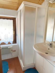 A bathroom at Appartamento con Terrazzo Panoramico vicino al Centro di Folgaria