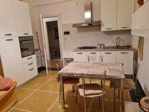 Een keuken of kitchenette bij Appartamento Il Cigno