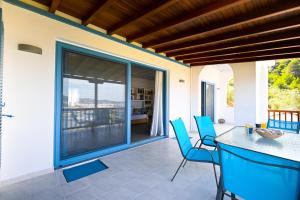 Punta的住宿－Villa Katerina，一个带桌椅的庭院和一个阳台