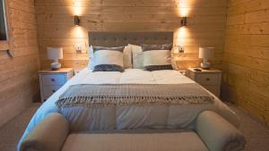 Posteľ alebo postele v izbe v ubytovaní Sundance Lodge, Fantastic New Cabin with Hot Tub - Sleeps 6 - Largest In Felmoor Park