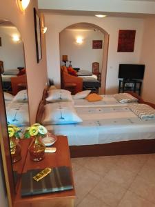 sypialnia z 2 łóżkami i lustrem w obiekcie Apartments Zlosilo w mieście Orašac