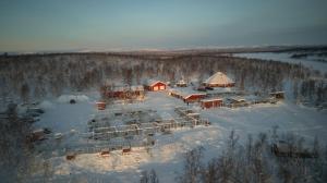 una vista aerea di un resort sulla neve di Husky Lodge Hostel a Kiruna