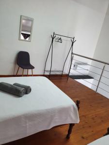 una camera con letto, sedia e specchio di Silva House Refuge ad Algarvia