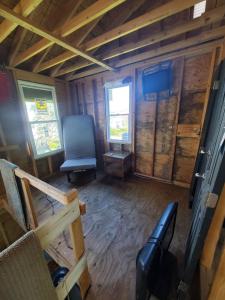 una vista aérea de una sala de estar con una silla y una ventana en Room in Cabin - Camping Cabin With Sauna Access 2nd Fl-, en Dover