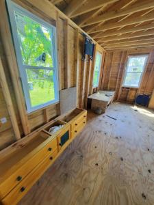 une chambre vide avec un lavabo et une fenêtre dans l'établissement Room in Cabin - Camping Cabin With Sauna Access 2nd Fl-, à Dover