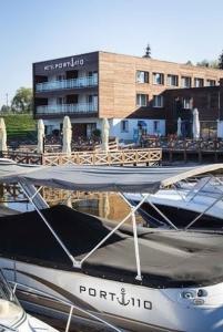 ein Boot im Wasser in einem Yachthafen in der Unterkunft Hotel Port 110 in Iława