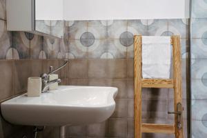 La salle de bains est pourvue d'un lavabo et d'un miroir. dans l'établissement MASSERIA BALSAMO, à Collemeto