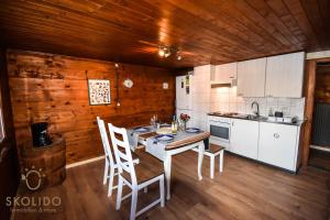 - une cuisine avec une table et des chaises dans la chambre dans l'établissement Cosy Chalet in Brig-Glis, à Glis