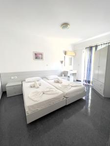 Postel nebo postele na pokoji v ubytování Atrium Apartment #1