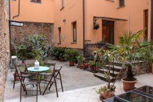 a patio with a table and chairs and plants at La Corte in Arezzo
