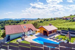 uma villa com uma piscina e uma casa em Kuća za odmor Tranquilo em Pregrada