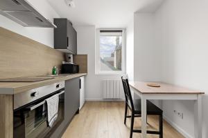 Kuchyňa alebo kuchynka v ubytovaní Appart Coeur de Rouen - L'Avenue