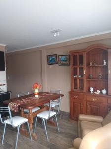 ウシュアイアにあるPolo Australの木製のテーブルと椅子のあるリビングルーム