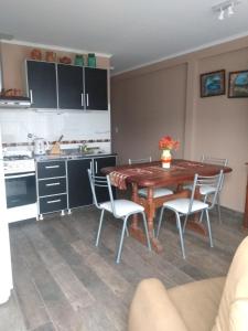 ウシュアイアにあるPolo Australの木製のテーブルと椅子のあるキッチンとダイニングルーム +35枚の写真