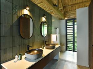 Kúpeľňa v ubytovaní ChamGaia off-grid eco-villa