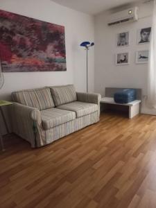 ein Wohnzimmer mit einem Sofa und einem Tisch in der Unterkunft Spazio in Neapel