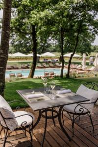 a table set up for a picnic on a sunny day at Meneghetti Wine Hotel and Winery - Relais & Chateaux in Bale