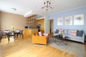 Una sala de estar con un sofá y un comedor. en Tallinn City Apartments Freedom Square, en Tallin