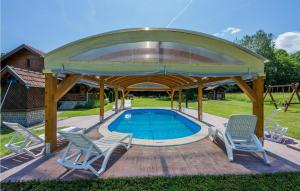 Der Swimmingpool an oder in der Nähe von 3 Bedroom Gorgeous Home In Cacinci