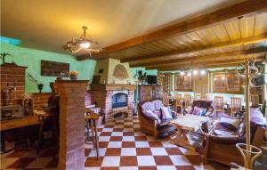 ein Wohnzimmer mit Couch und Kamin in der Unterkunft 3 Bedroom Gorgeous Home In Cacinci in Čačinci