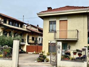 a house with a gate in front of it at IL DOLCE ULIVO casa vacanze in Cascinette