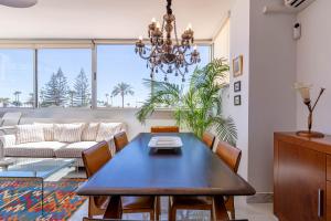 jadalnia ze stołem i żyrandolem w obiekcie CANARIAN HOLIDAY HOME - Luxury Condo near Yumbo w mieście San Bartolomé
