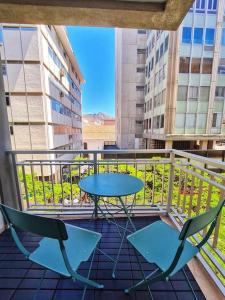 un tavolo e due sedie e un tavolo sul balcone di Chayofa Central a Santa Cruz de Tenerife