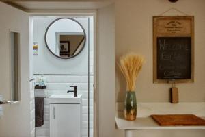 une salle de bain avec un lavabo et un miroir dans l'établissement Crossroads Cottage, à Drumnadrochit 31 autres photos