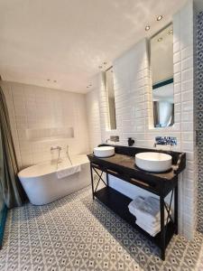 e bagno con vasca, 2 lavandini e vasca. di Chayofa Central a Santa Cruz de Tenerife