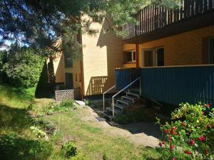 a building with a staircase in front of a yard at Miško studija in Nida