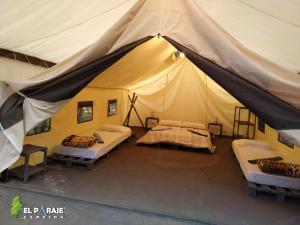 El Paraje Camping في بيريبيبوي: خيمة كبيرة فيها سريرين