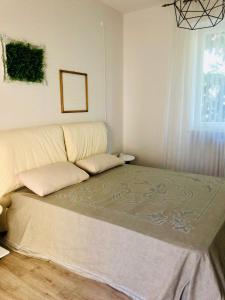 uma sala de estar com uma cama num quarto em appartmentslapiazzetta - n.4 em Sesto Calende