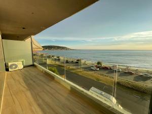 a balcony with a view of the beach and the ocean at Unica in Piriápolis