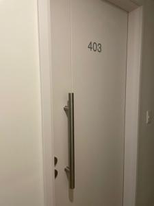 Una puerta blanca con el número. en Unica, en Piriápolis